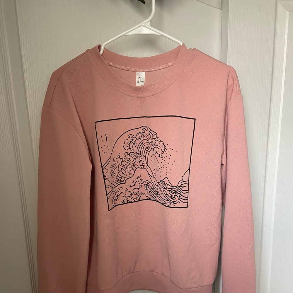 Cute crew neck with a wave in it. Very breathable material.